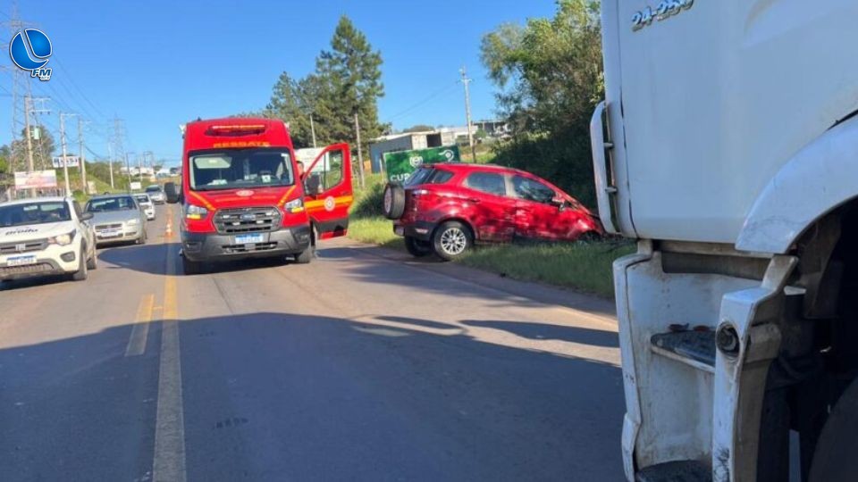 Colisão entre caminhão e carro é registrada na ERS-324 em Passo Fundo